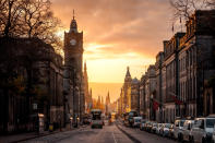 <p>Después de Londres, Edimburgo, capital de Escocia, es la segunda ciudad más visitada de Reino Unido y en verano se puede conocer sin sobrepasar los 20 grados. Situada entre colinas, destaca por su aspecto agreste y su carácter medieval, con un bonito centro histórico. Perderse entre sus calles rodeadas de edificios neoclásicos o caminar por sus preciosos jardines es una delicia para los sentidos. (Foto: Getty Images).</p> 