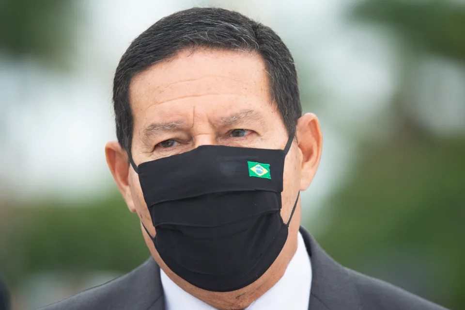 BRASILIA, BRAZIL -&#xa0;NOVEMBER&#xa0;19: Brazilian&#xa0;Vice President Hamilton Mour&#xe3;o, looks after Commemorates Brazilian Flag Day amidst the coronavirus&#xa0;(COVID-19) pandemic at the Planalto Palace on November 19, 2020 in Brasilia.&#xa0;Brazil has over 5.945,000 confirmed positive cases of Coronavirus and has over 167,455 deaths. (Photo by Andressa Anholete/Getty Images)