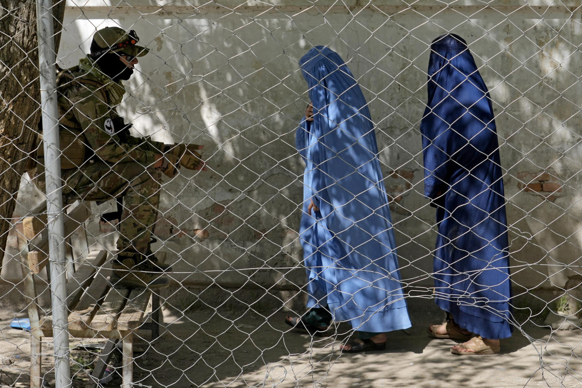 Norge benekter ediktet fra det afghanske Taliban som ber kvinner om å dekke seg til