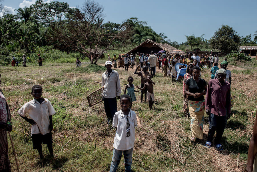 Residents of Uma leave a community center following a meeting with traveling doctors. (Photo: Neil Brandvold/DNDi)