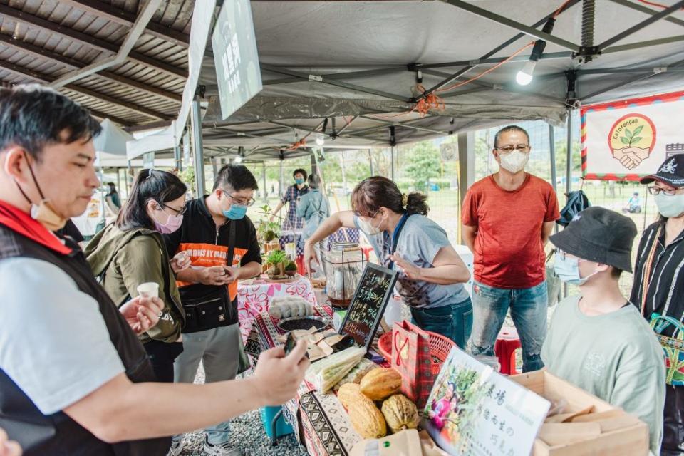 「螢光點點市集」由平森園區周邊社區、友善小農、手作藝術家與特色小店，供應民眾好物及美食。(花蓮林管處提供)