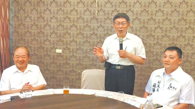 民眾黨主席柯文哲（中）與嘉義市議長莊豐安（左）、副議長蘇澤峰餐敘。（廖素慧攝）