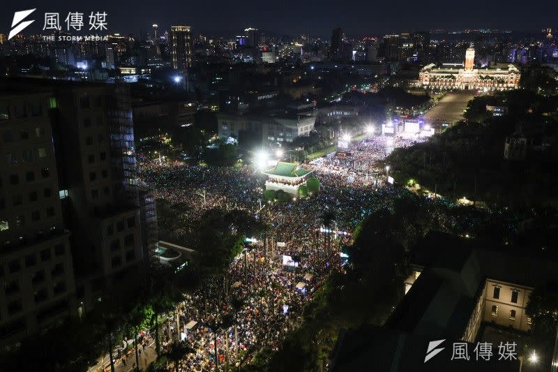 <cite>民眾黨於凱道舉辦選前之夜，現場湧入支持者多到擠不進造勢會場。（顏麟宇攝）</cite>