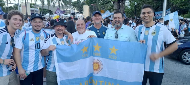 Un grupo de hinchas argentinos en el banderazo en aliento a la Selección en Miami