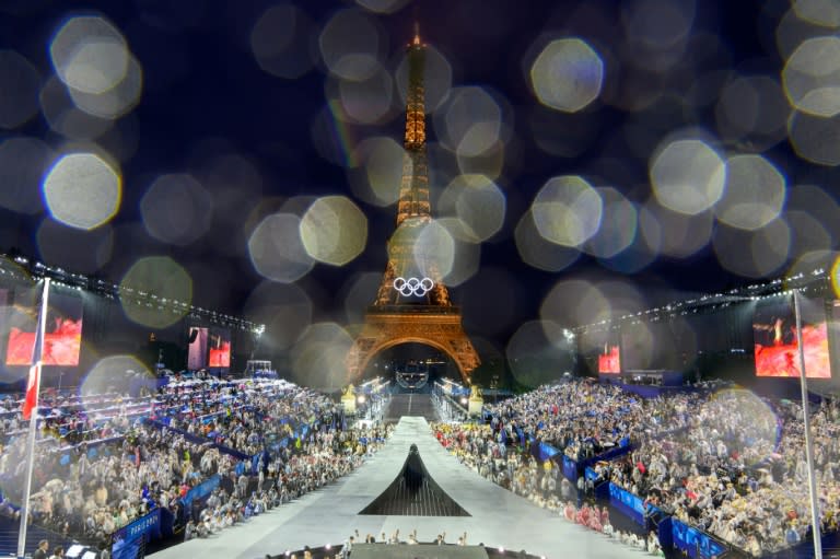 Vista general de Trocadero, con la Torre Eiffel al fondo, a través de las gotas de lluvia que salpican la lente de la cámara, durante la ceremonia inaugural de los Juegos Olímpicos, el 26 de julio de 2024 (François-Xavier MARIT)