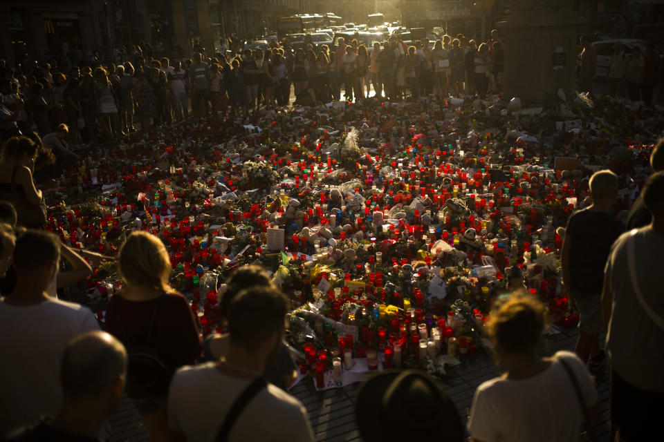 <p>Brennende Kerzen und Nachrichten mit persönlichen Worten – eine Woche nach dem Terroranschlag in Barcelona gedenken Hunderte Bürger der Opfer. (Bild: AP Photo/Francisco Seco) </p>