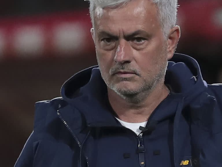 José Mourinho, con un micrófono corbatero durante el partido de su equipo, Roma, frente a Monza, por la liga italiana