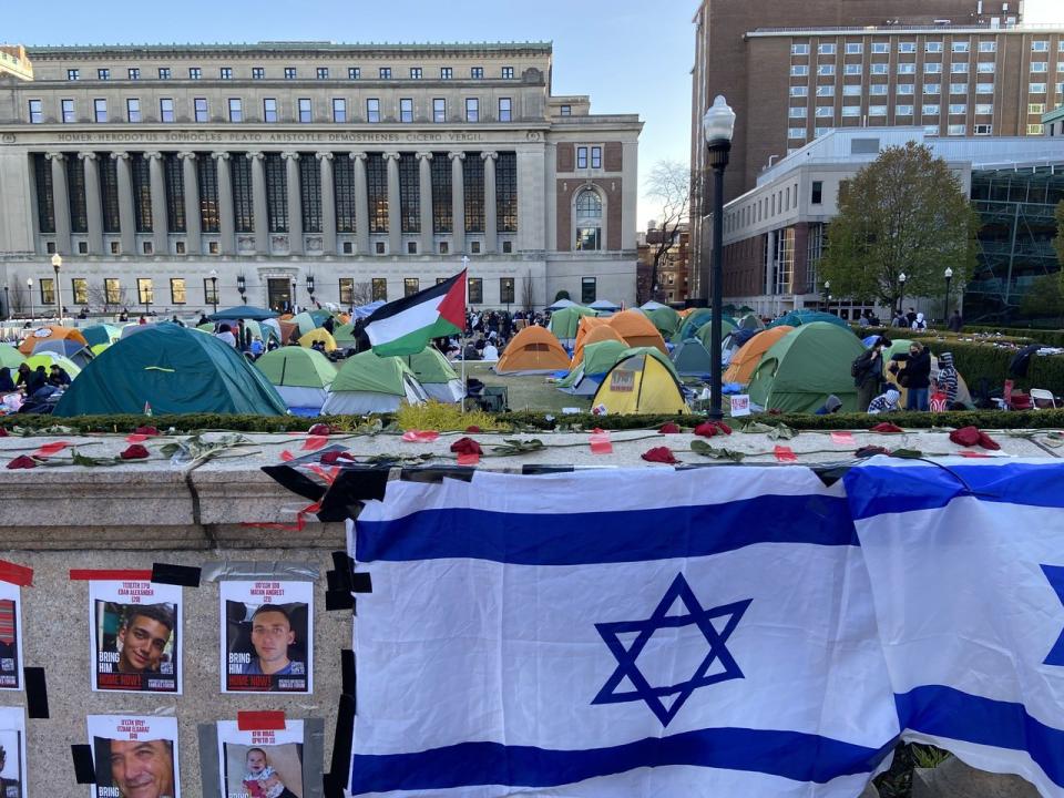 哥大校園內的帳篷營地外貼滿被哈瑪斯綁架的以色列人質照片。在持續不斷的「反猶主義」聲討中，學生運動的部分理性參與者也開始試圖進行「挺巴不等於支持哈瑪斯」論調的傳播。(記者許君達／攝影)