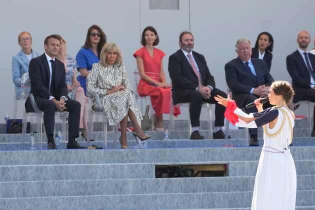 Candice Parise chante La Marseillaise devant Emmanuel et Brigitte Macron, sur la place de la Concorde à Paris, le 14 juillet 2022. (Photo: via Associated Press)