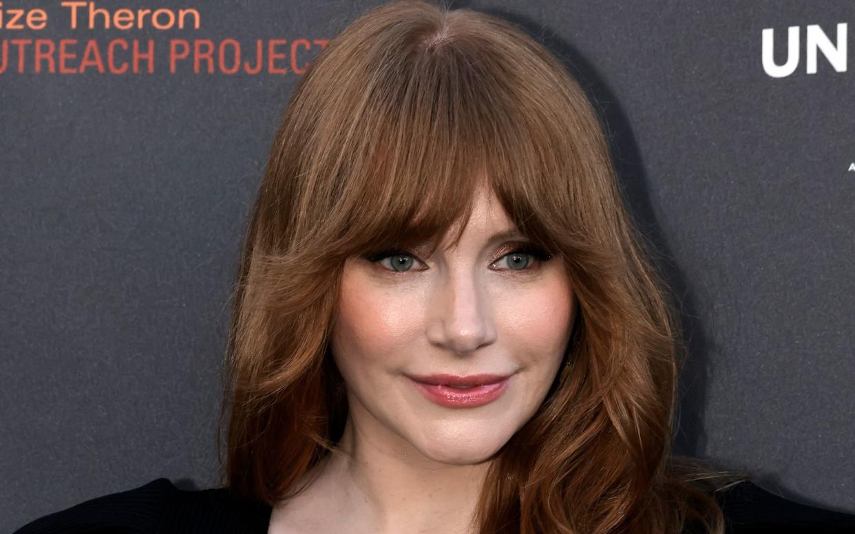 Schauspielerin Bryce Dallas Howard stand in den "Jurassic World"-Filmen für die Rolle der Claire Dearing vor der Kamera. Im Interview mit Metro verriet sie nun, dass sie nicht nur positive Erfahrungen am Set hatte. (Bild: 2022 Getty Images/Kevin Winter)