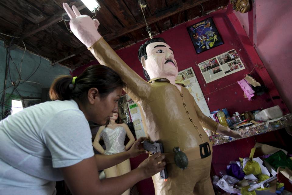 Una mujer trabaja en una chapopiñata en Reynosa, el  21 de julio de 2015.  REUTERS/Daniel Becerril