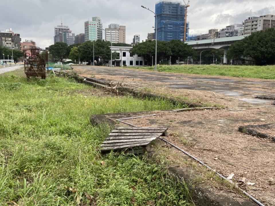 台灣二二八關懷總會今（4）日發表聲明，要求政府完整就地保留「華山月台」，若異地移置或拆除，無法對台灣人民交代，將成不義政府。   圖：暗坑文化工作室提供