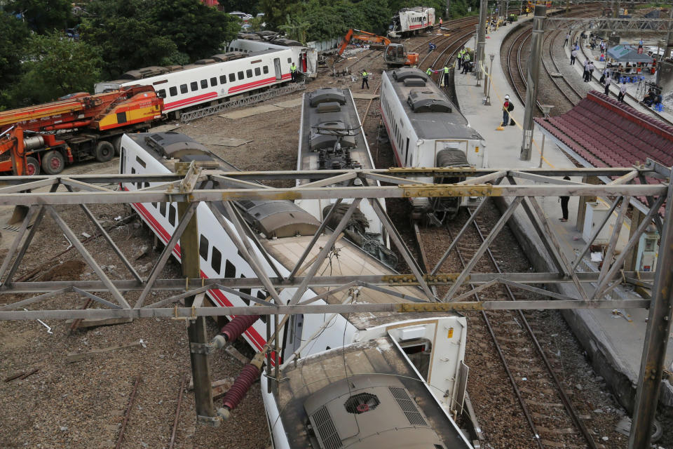 Train derails in Taiwan