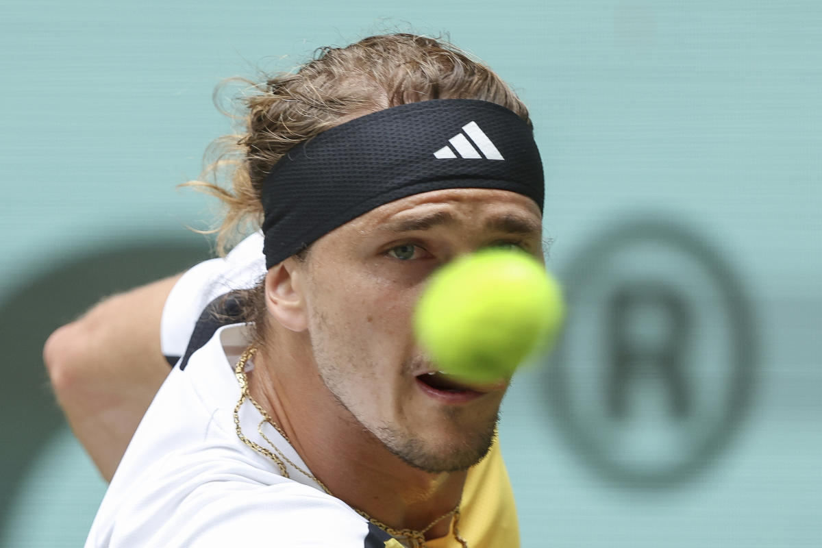 Alexander Zverev defeats Arthur Fils to advance to Halle Open semifinals.