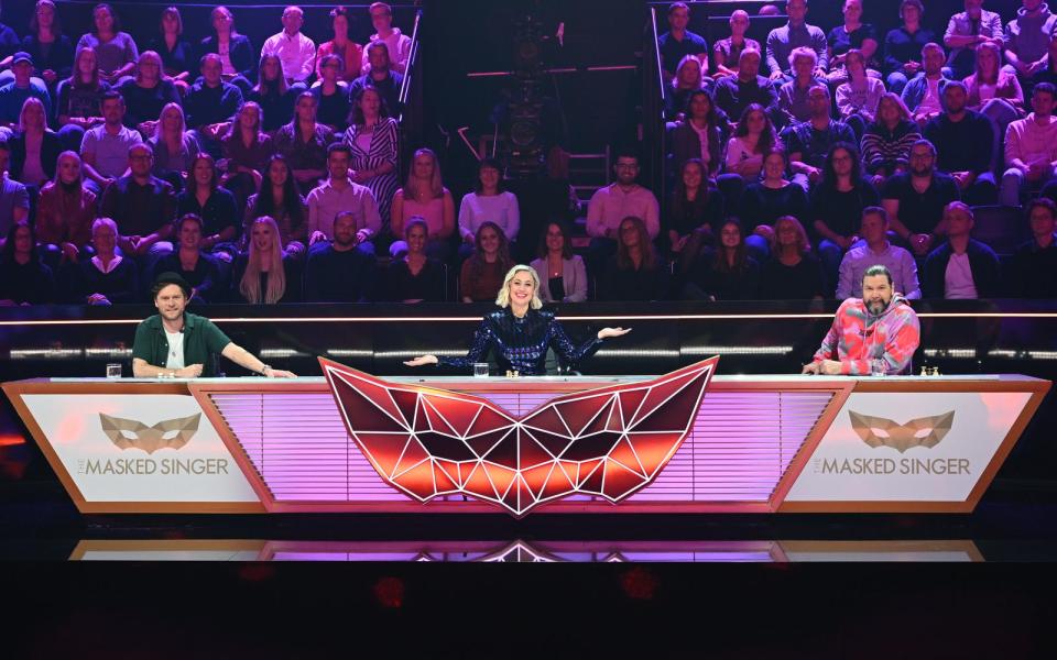 Fünf Masken, drei Ratende und wenig konkrete Ahnung: Johannes Oerding (links), Ruth Moschner und Rea Garvey stellten Star-Spekulationen an. (Bild: ProSieben/Willi Weber )