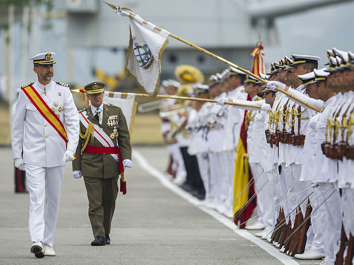 Felipe VI pasa revista en la Armada 