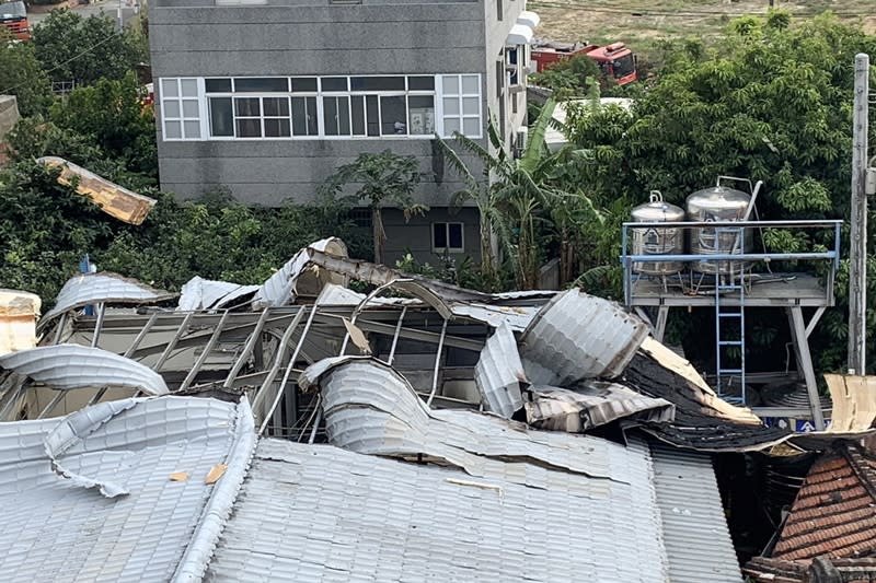 台南市麻豆區一處平房式出租套房26日下午疑似發生氣爆，大片屋頂都被掀開，現場3人受傷送醫；確切意外原因及財物損失尚待進一步釐清。（中央社／讀者提供）