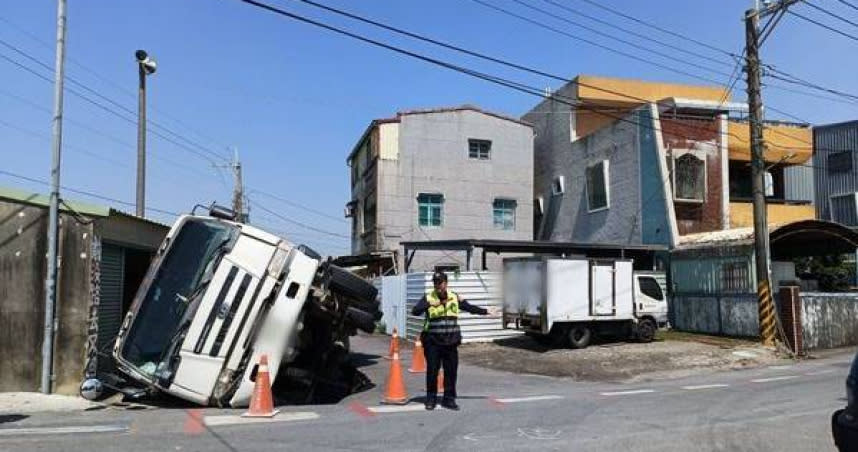 天坑吞噬水泥車，波及一旁民宅，20歲駕駛驚險脫困。（圖／翻攝畫面）