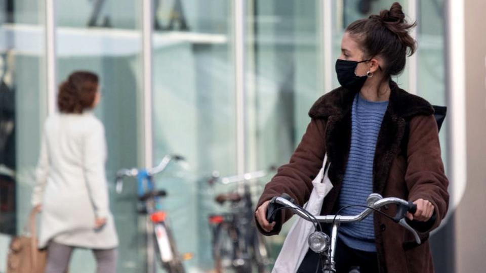 Una mujer con mascarilla en una calle en Eindhoven.