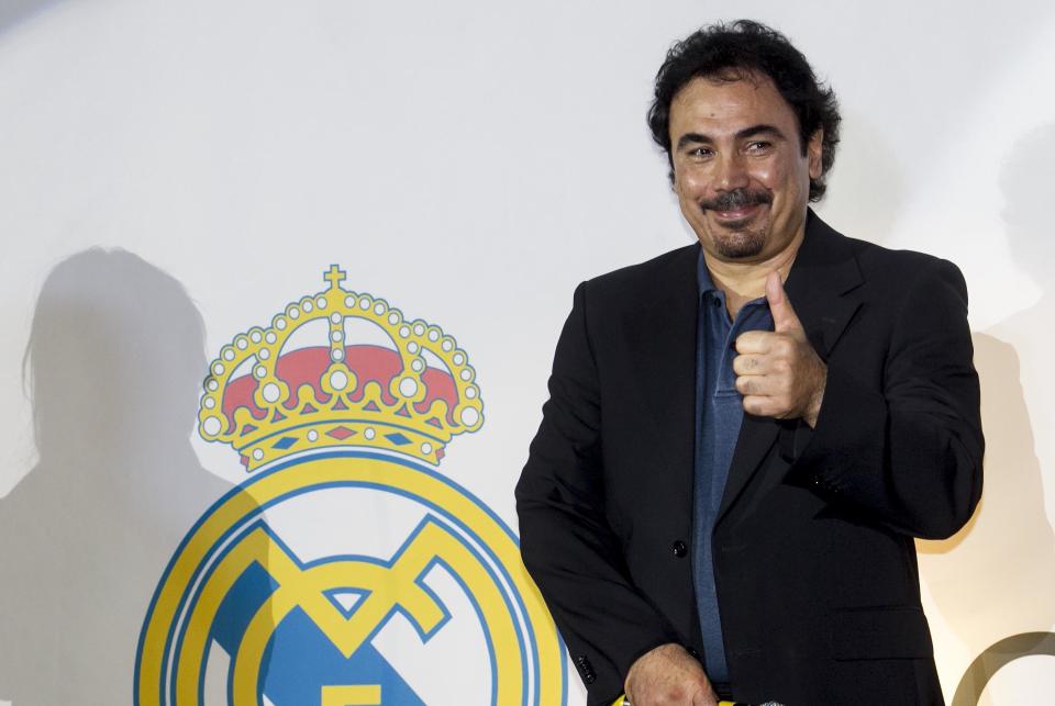 MÉXICO, D.F.- Soccer/Futbol-Real Madrid.- El “Pentapichichi” Hugo Sánchez fue el encargado de inaugurar este jueves la primera tienda oficial del Real Madrid en el Centro Histórico de la ciudad de México. Foto: Agencia EL UNIVERSAL/Yadín Xolalpa/RCC