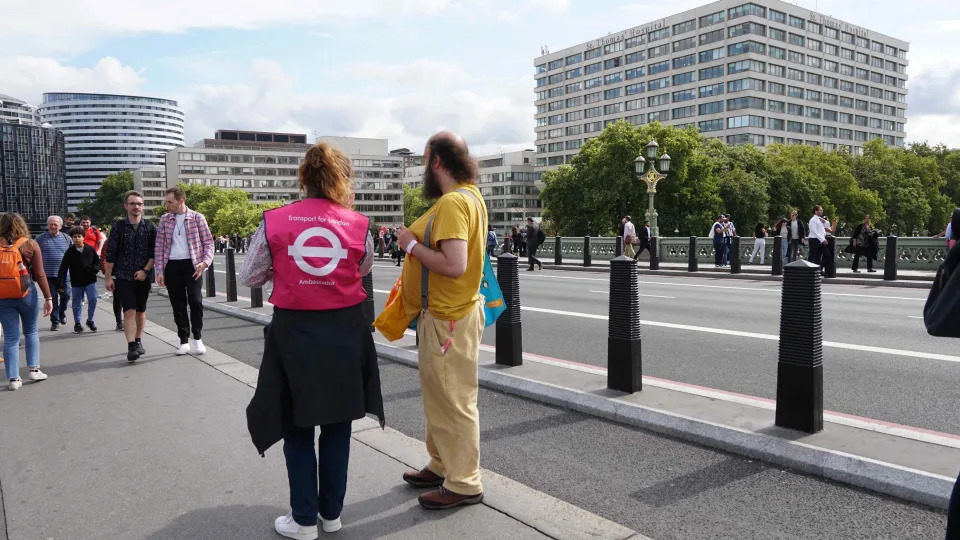 女王靈柩由白金漢宮移送到西敏廳期間有閲兵儀式，多條大街有封路，義工在場協助維持秩序。
