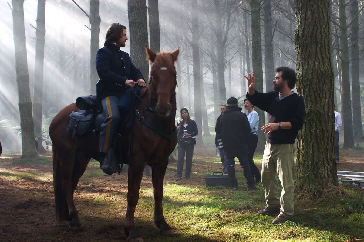 Taking direction: Edward Zwick and Tom Cruise on ‘The Last Samurai’ set (Shutterstock)