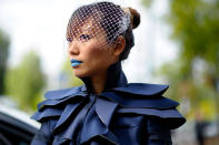 <p>Dieser Dame sieht man ihre Liebe zur Mode schon von Weitem an. Mit weißem Netz vor den Augen und knallig blauen Lippen zur extravaganten Lederjacke lief diese Fashionista den Fashion-Week-Fotografen vor die Linse – und setzte so mit Sicherheit einen neuen Trend in die Welt. (Bild: REX/ Shutterstock)</p>