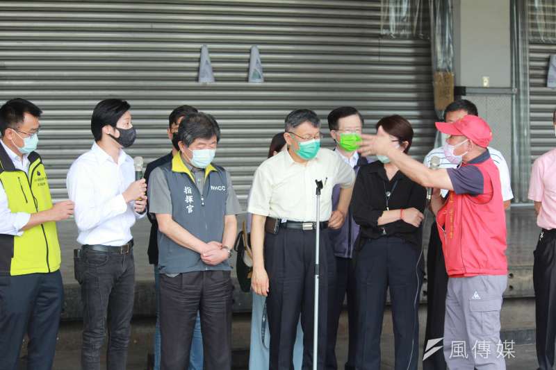 20210702-指揮中心與台北市政府2日召開聯合記者會，立委林昶佐（左二）在現場遭環南市場自治會會長林勝東（右一）嗆聲。（方炳超攝）