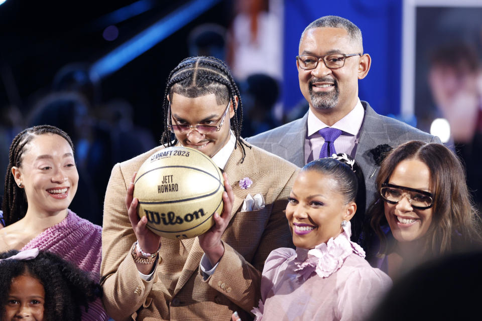 Jett Howard poses with his dad, Juwan Howard, and family prior to the first round of the 2023 NBA Draft at Barclays Center in New York on June 22, 2023. The family is wearing purple in honor of Jett's grandmother, Jermin Wardally, who has Alzheimer's disease (Sarah Stier/Getty Images)