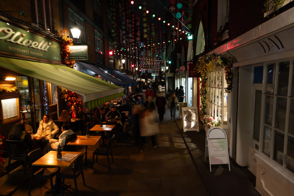 Diners are pictured in St Christopher's Place a week before Christmas Day on 18th December 2023 in London, United Kingdom. Some retail analysts are predicting improved receipts in the final run-up to Christmas with a full week and weekend of trading still to come. (photo by Mark Kerrison/In Pictures via Getty Images)