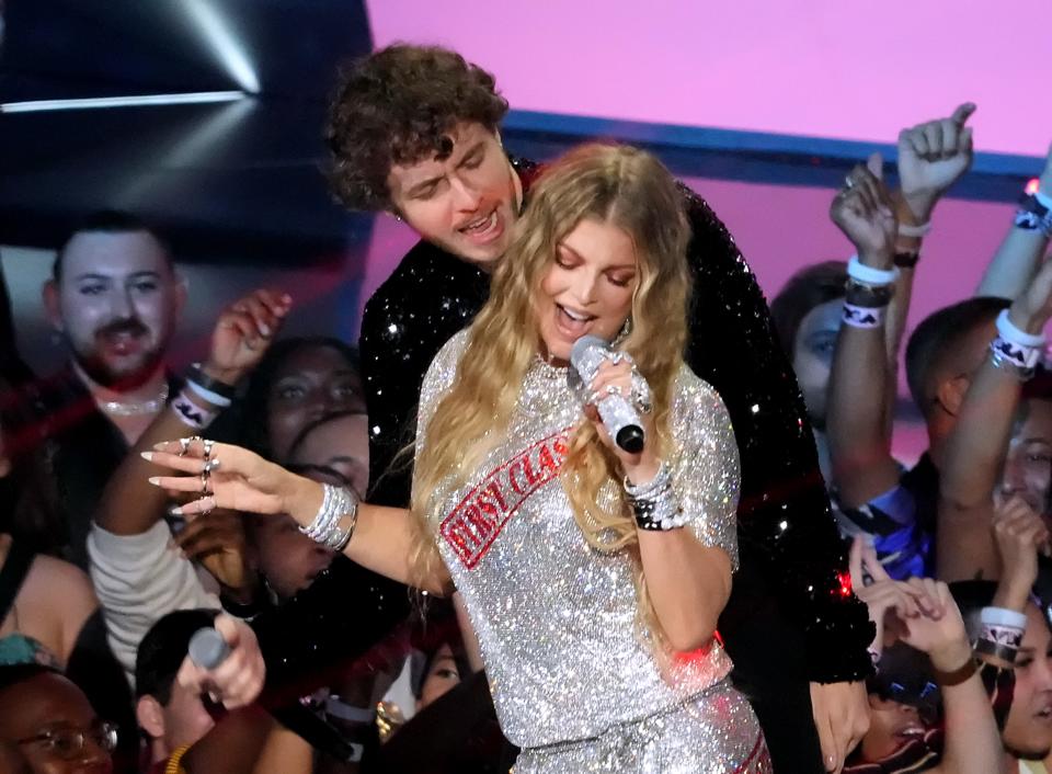 NEWARK, NEW JERSEY - AUGUST 28: (L-R) Jack Harlow and Fergie perform onstage at the 2022 MTV VMAs at Prudential Center on August 28, 2022 in Newark, New Jersey. (Photo by Bennett Raglin/Getty Imagesfor MTV/Paramount Global) ORG XMIT: 775860701 ORIG FILE ID: 1418878441
