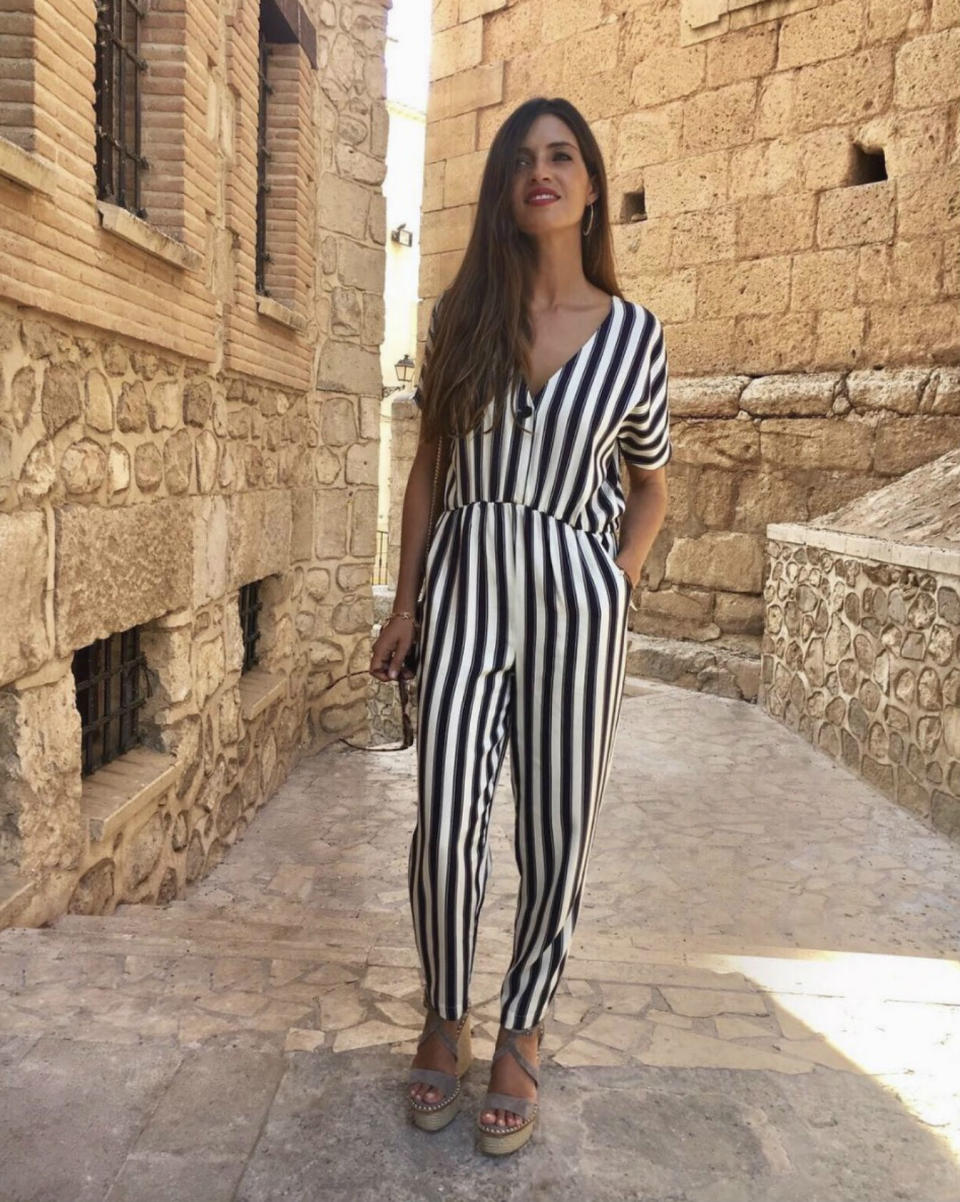 <p>Los looks de bautizo también se le dan de maravilla a la española. Estás viendo el<em> jumpsuit</em> de American Vintage Officiel que se puso el verano pasado. (Foto: Instagram / <a rel="nofollow noopener" href="https://www.instagram.com/p/BYDWLOTlMV9/?taken-by=saracarbonero" target="_blank" data-ylk="slk:@saracarbonero;elm:context_link;itc:0;sec:content-canvas" class="link ">@saracarbonero</a>). </p>