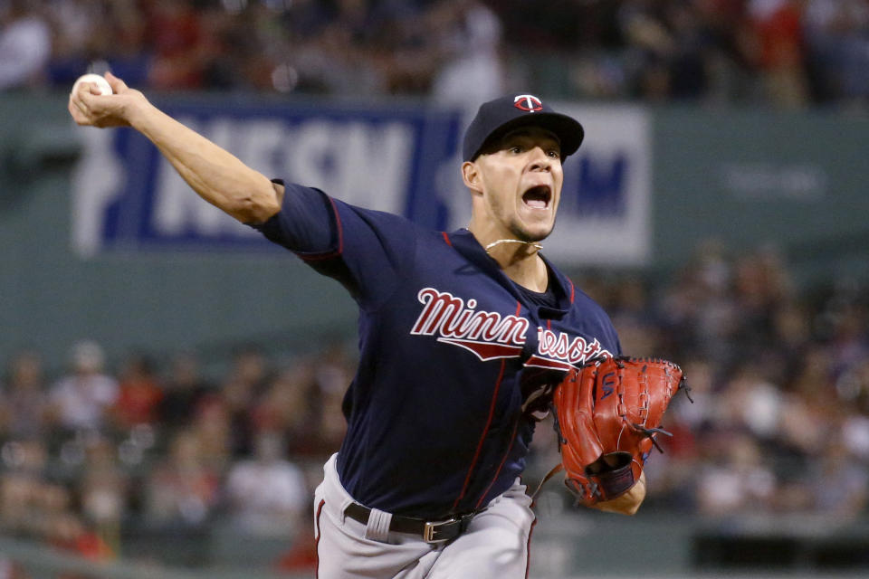 El abridor de Minnesota José Berríos en acción durante la primera entrada de un juego contra los Medias Rojas en Boston el 4 de septiembre del 2019. (AP Photo/Mary Schwalm, File)