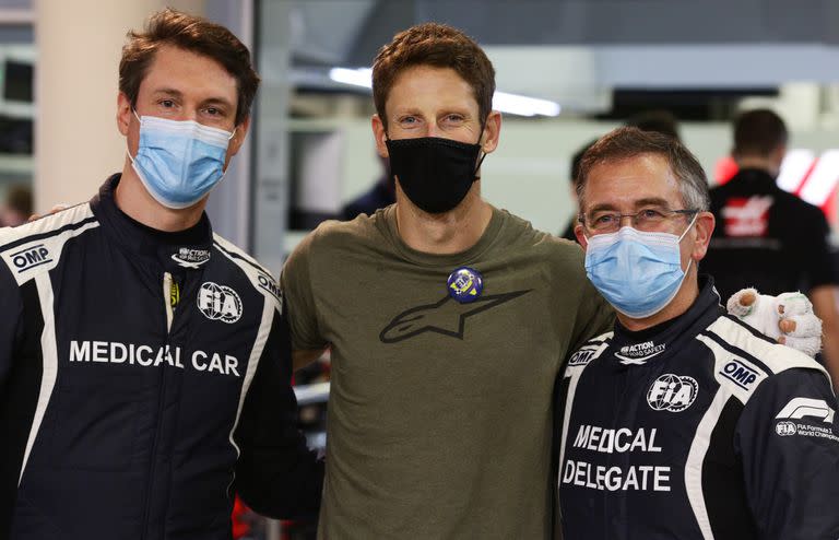 Cuatro días después de ser rescatado de entre la llamas en el circuito de Sakhir, en Bahrein, Romain Grosjean posa junto a Alan van der Merwe y el doctor Ian Roberts, los rescatistas tras el espectacular accidente que protagonizó el entonces piloto de la escudería Haas