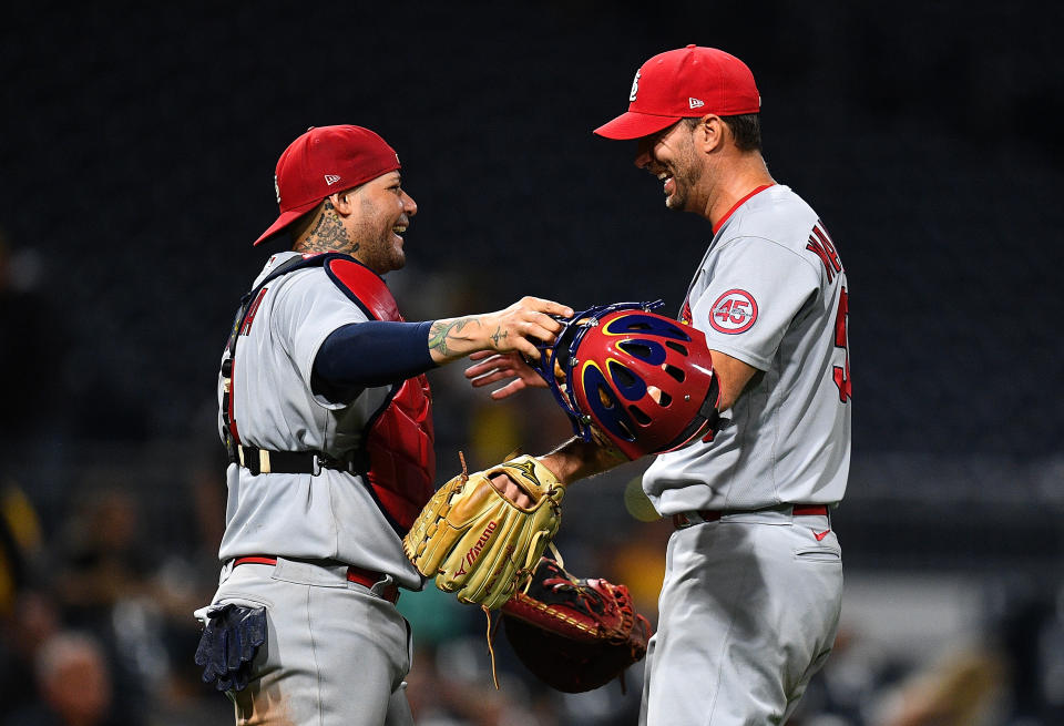 Adam Wainwright（圖右）與好搭檔Yadier Molina。（Photo by Joe Sargent/Getty Images）