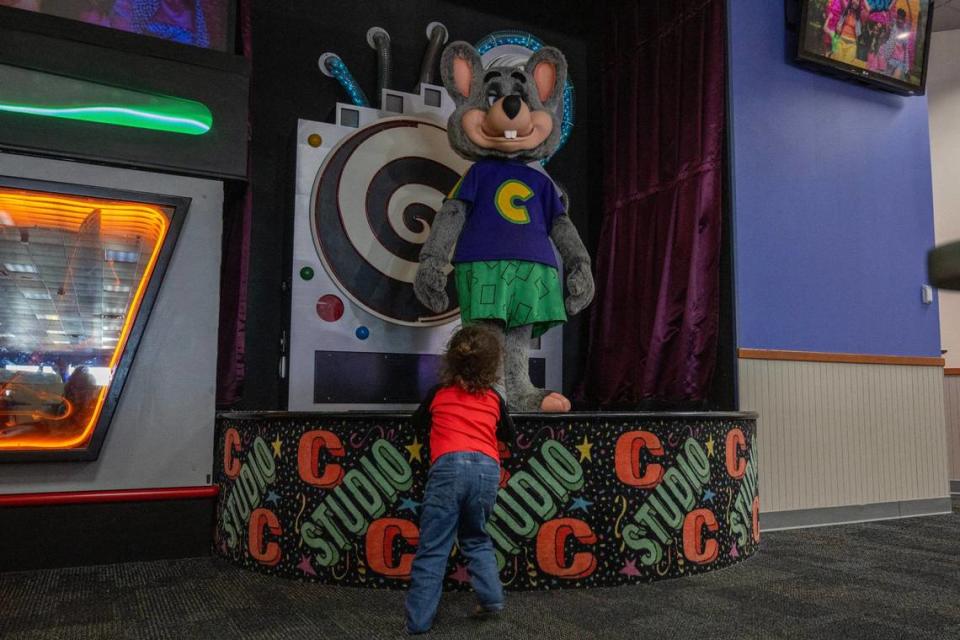 Chuck E. Cheese in Independence will soon get rid of its animatronic animal, the last in the Kansas City area.