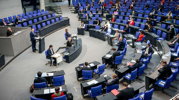Historische Sitzung des Bundestags zum umfassenden Hilfspaket für die deutsche Wirtschaft und die Bürger. Foto: dpa