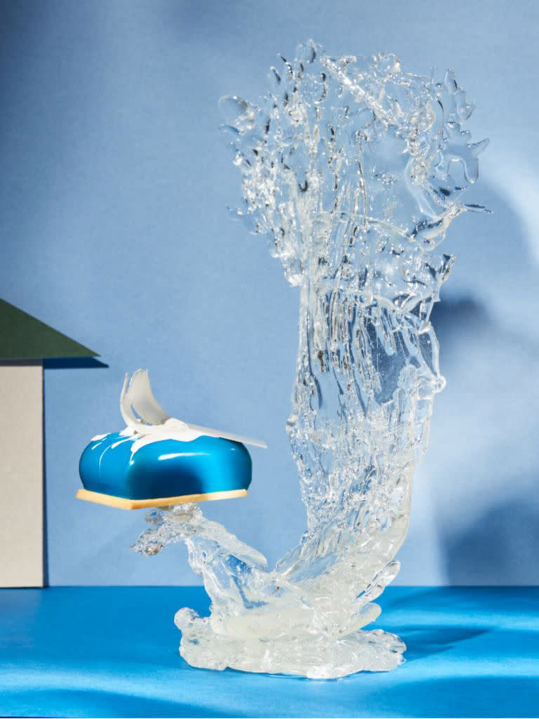 The Splash cake presented on a water-like sculpture 