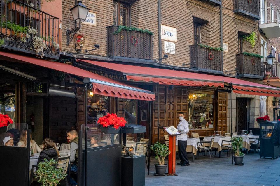 The outside of a restaurant in Spain.