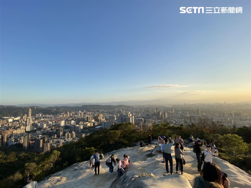 軍艦岩360度環景，可看台北盆地、基隆河淡水河交匯及大屯山系。