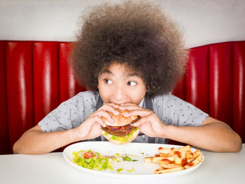 Une portion de frites grasses contient autant de calories qu’un hamburger, mais aussi moins de protéines. (Getty Images)