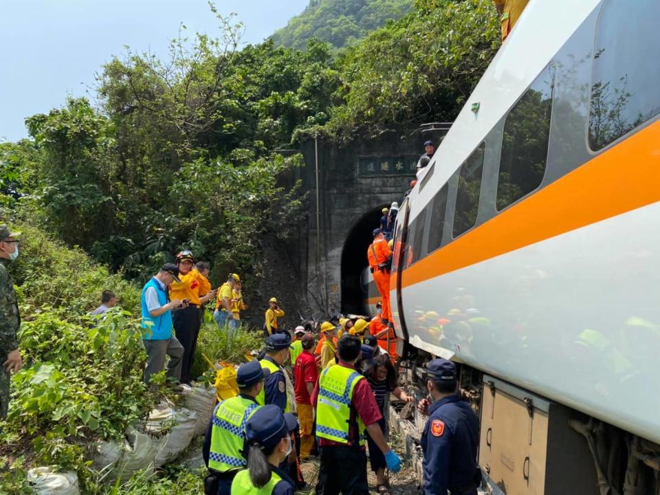 台鐵太魯閣號408車次今日發生出軌意外，協助救援的列車長表示，目前預估還有200人受困。   圖：翻攝自海巡署東部分署臉書