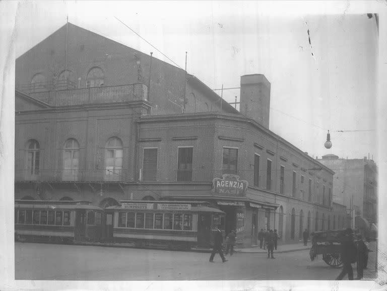 Esquina de Corrientes y Paraná con el viejo teatro Politeama y el tranvía, antes de que Corrientes fuera avenida