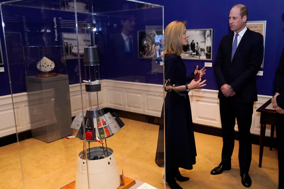 Britain's Prince William (R) and U.S. Ambassador to Australia Caroline Kennedy, daughter of late President Kennedy, tour a space exhibit at the John F. Kennedy Presidential Library in Boston, USA, 02 December 2022 (EPA)