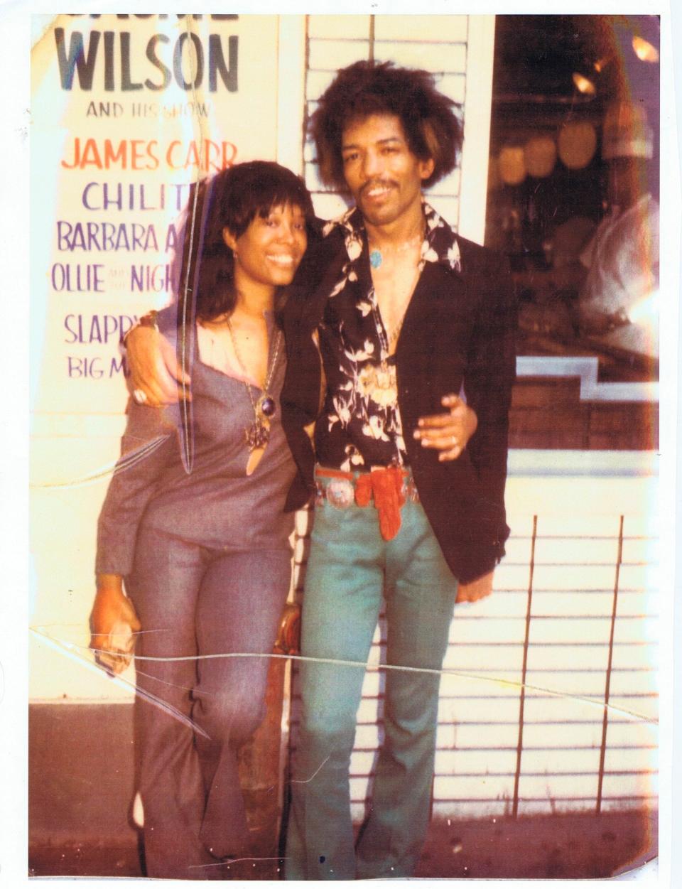 Jimi Hendrix and Lithofayne Pridgon outside the Apollo Theater, Harlem in 1969 - Courtesy of Lithofayne Pridgon