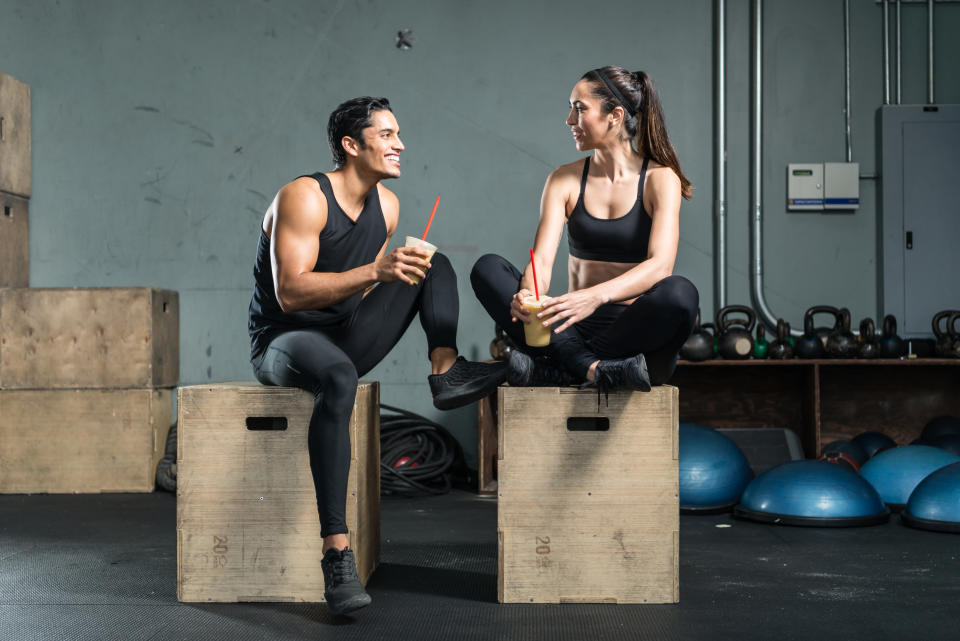 Incrementar tu ingesta diaria de proteínas no aumentará por sí solo tu masa muscular. Foto: Getty Images. 