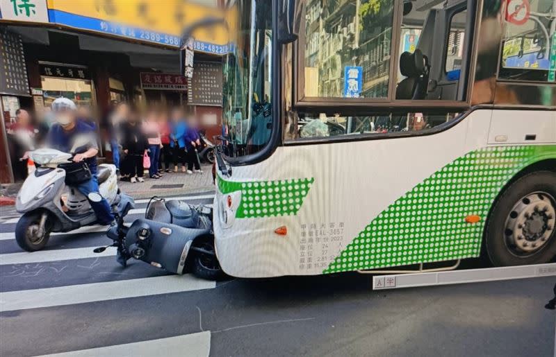 黃姓騎士連人帶車遭撞飛。（圖／翻攝畫面）