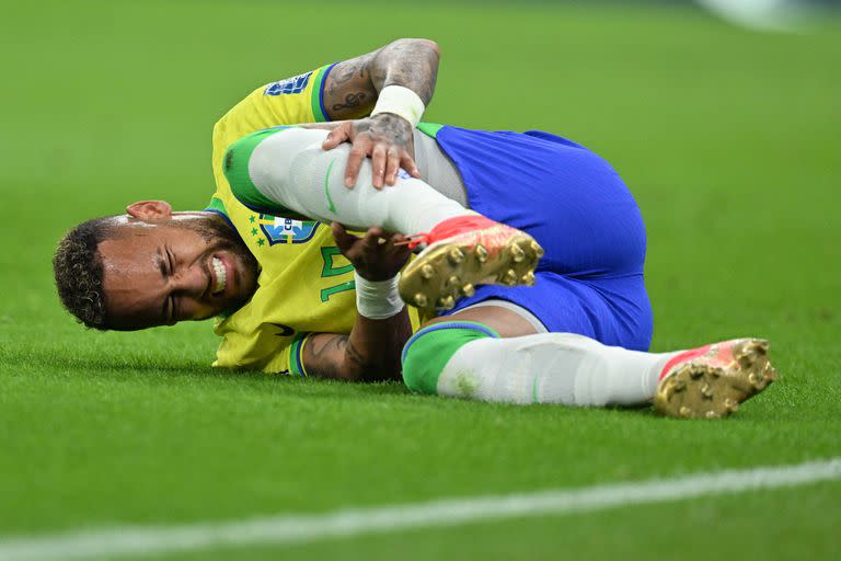 LUSAIL CITY, QATAR - NOVEMBER 24: Neymar of Brazil on the ground after a tackle during the FIFA World Cup Qatar 2022 Group G match between Brazil and Serbia at Lusail Stadium in Lusail City, Qatar on November 24, 2022. Mustafa Yalcin / Anadolu Agency (Photo by MUSTAFA YALCIN / ANADOLU AGENCY / Anadolu Agency via AFP)