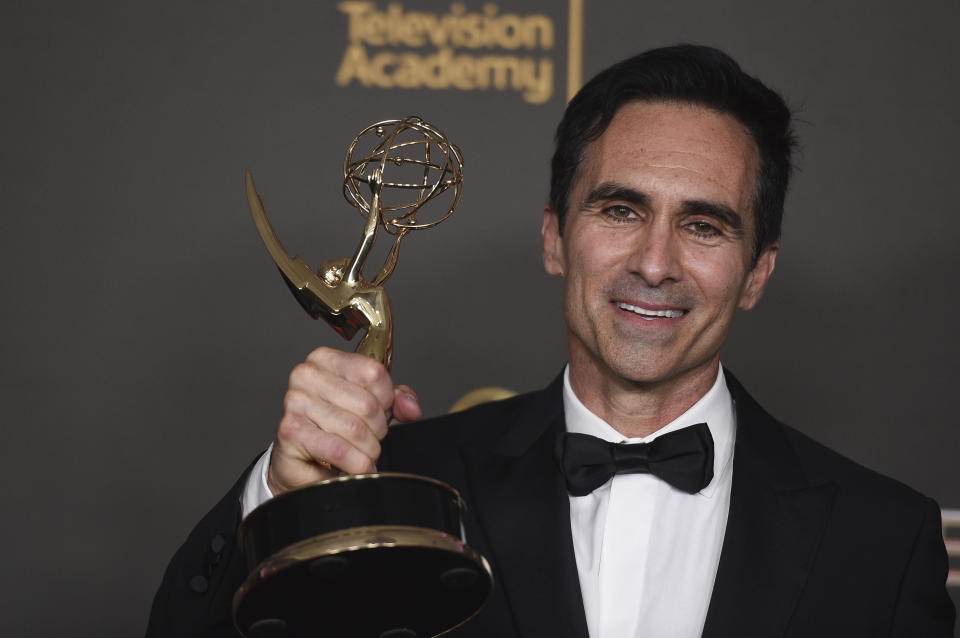 Nestor Carbonell con el premio al mejor actor Invitado en una serie dramática por Shogun asiste a la segunda noche de los Premios Emmy de las Artes Creativas el domingo 8 de septiembre de 2024 en Los Ángeles. (Foto Richard Shotwell/Invision/AP)