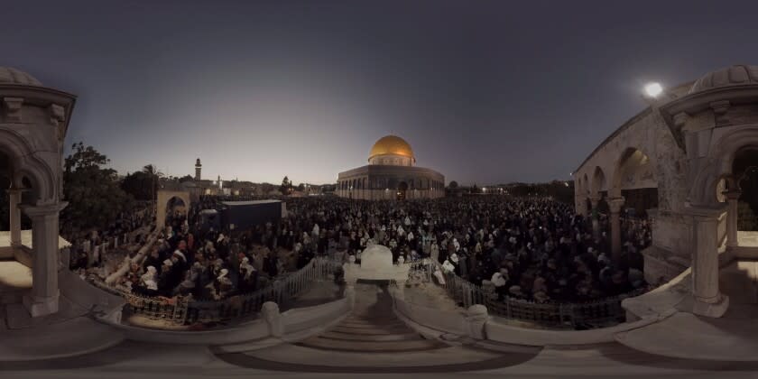 Escena en el Domo de la Roca de Jerusalén del 22 de julio del 2019, durante el Ramadán, tomada de un video de The Holy City, una experiencia de realidad virtual en el metaverso. (The Holy City VR vía AP)